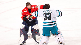 Росіянин сам спровокував і отримав на горіхи від рекордсмена: відбулася перша бійка воротарів у НХЛ за 6 років