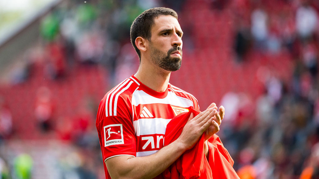 Боруссия Менхенгладбах работает над подписанием Хедиры-младшего