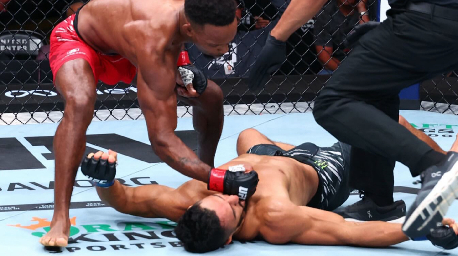 Неймовірний нокаут на UFC 319: боєць відправив суперника до лікарні ефектним ударом з ліктя