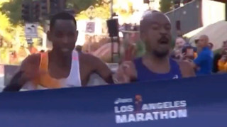 Драма на фініші: шкільний вчитель вирвав перемогу на марафоні в Лос-Анджелесі за частку секунди