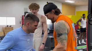 Усик знову це зробив: український чемпіон повторив свій жорсткий челендж на міцність пресу