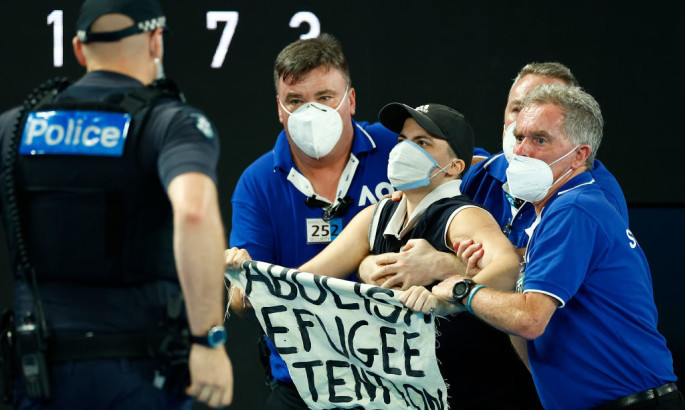 Під час фіналу Australian Open із трибуни на корт зістрибнув протестувальник