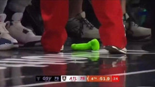 Несподіванка на матчі WNBA: гру зупинили через секс-іграшку на паркеті