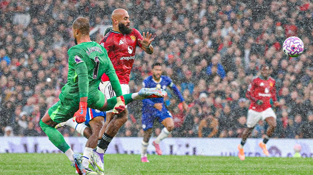 Голкипер Челси получил красную карточку уже на 5-й минуте матча против МЮ: известна причина удаления