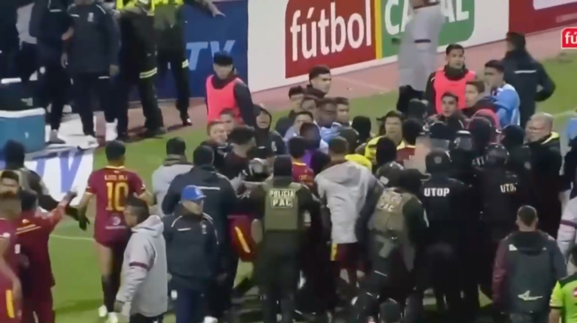Очередное безумие в Боливии: арбитр показал 17 красных карточек за массовую драку после матча