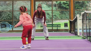 Майбутня чемпіонка: Світоліна влаштувала урок тенісу для доньки