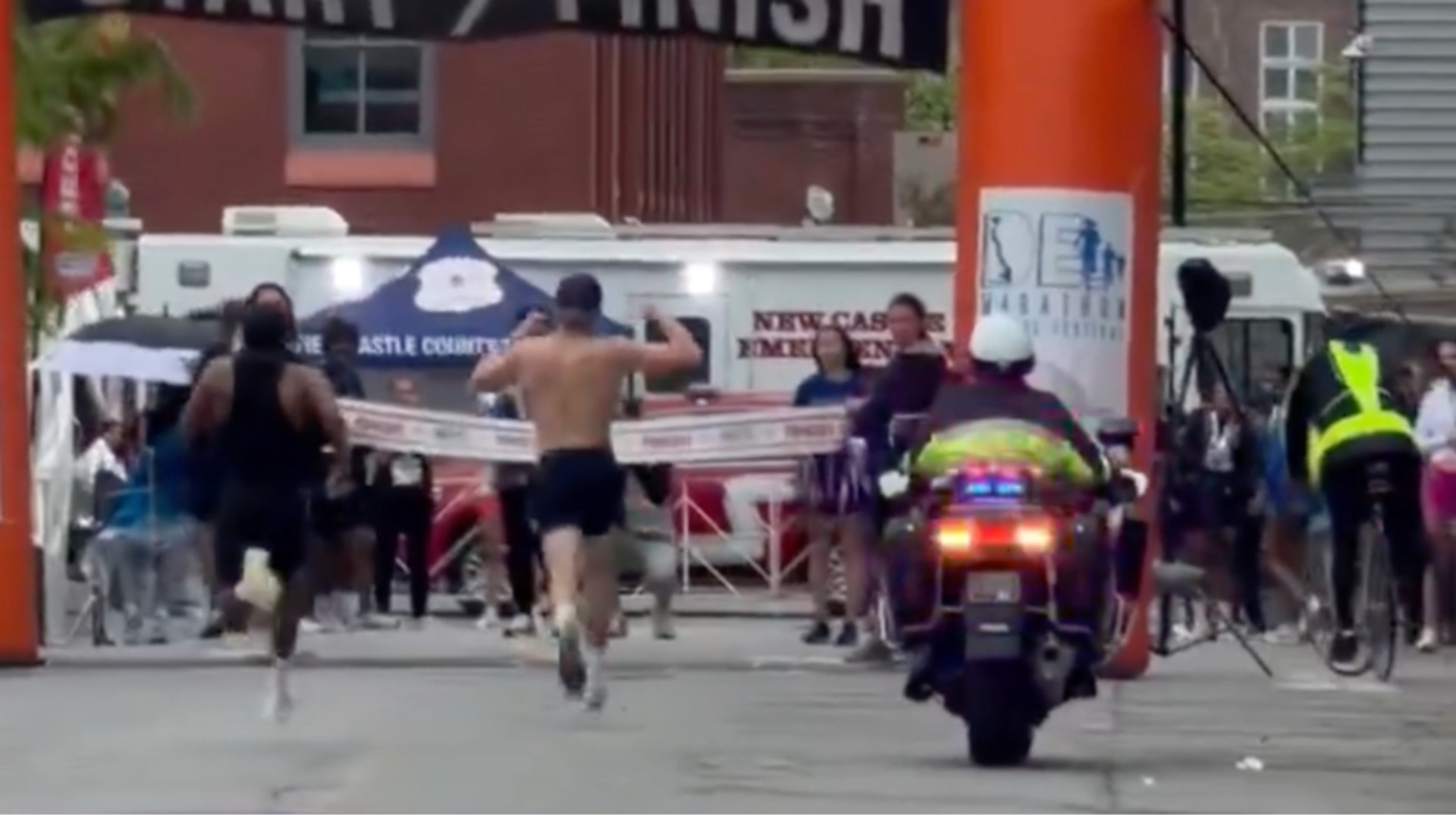 Фейл дня: марафонець програв забіг на фініші, зарано відсвяткувавши перемогу