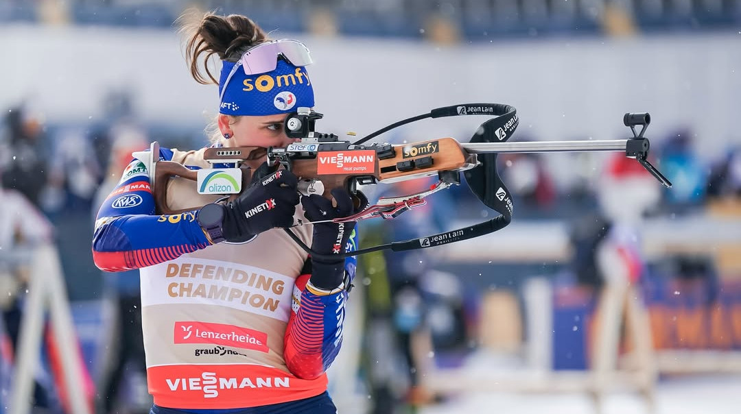 Подготовка к Олимпиаде идет не по плану: звездная французская биатлонистка получила травму