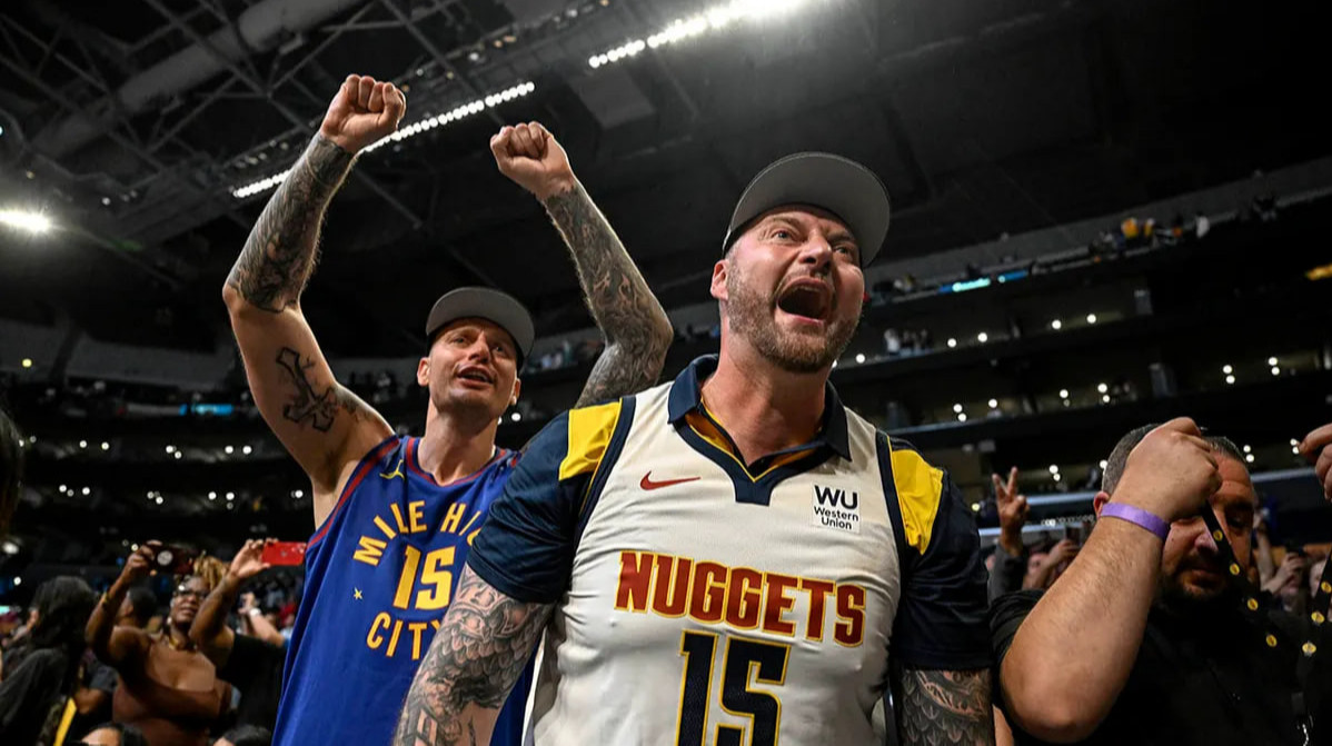 Страхінья Йокич (праворуч)