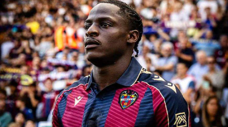 Европейские гранды охотятся на нападающего Леванте