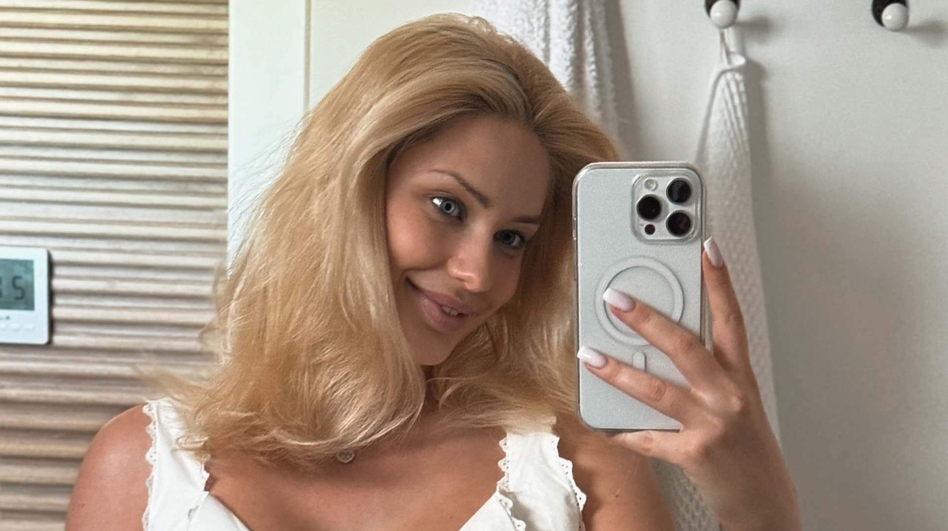 Дружина футболіста збірної України похизувалася шикарною фігурою на гарячих знімках