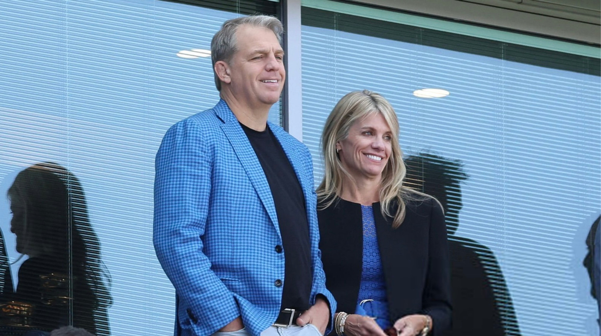 Змусила прибрати телефон: власник Челсі потрапив у кумедну ситуацію з дружиною під час матчу АПЛ