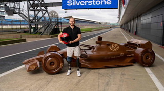Известный бренд сладостей сделал болид Формулы-1 из шоколада в натуральную величину