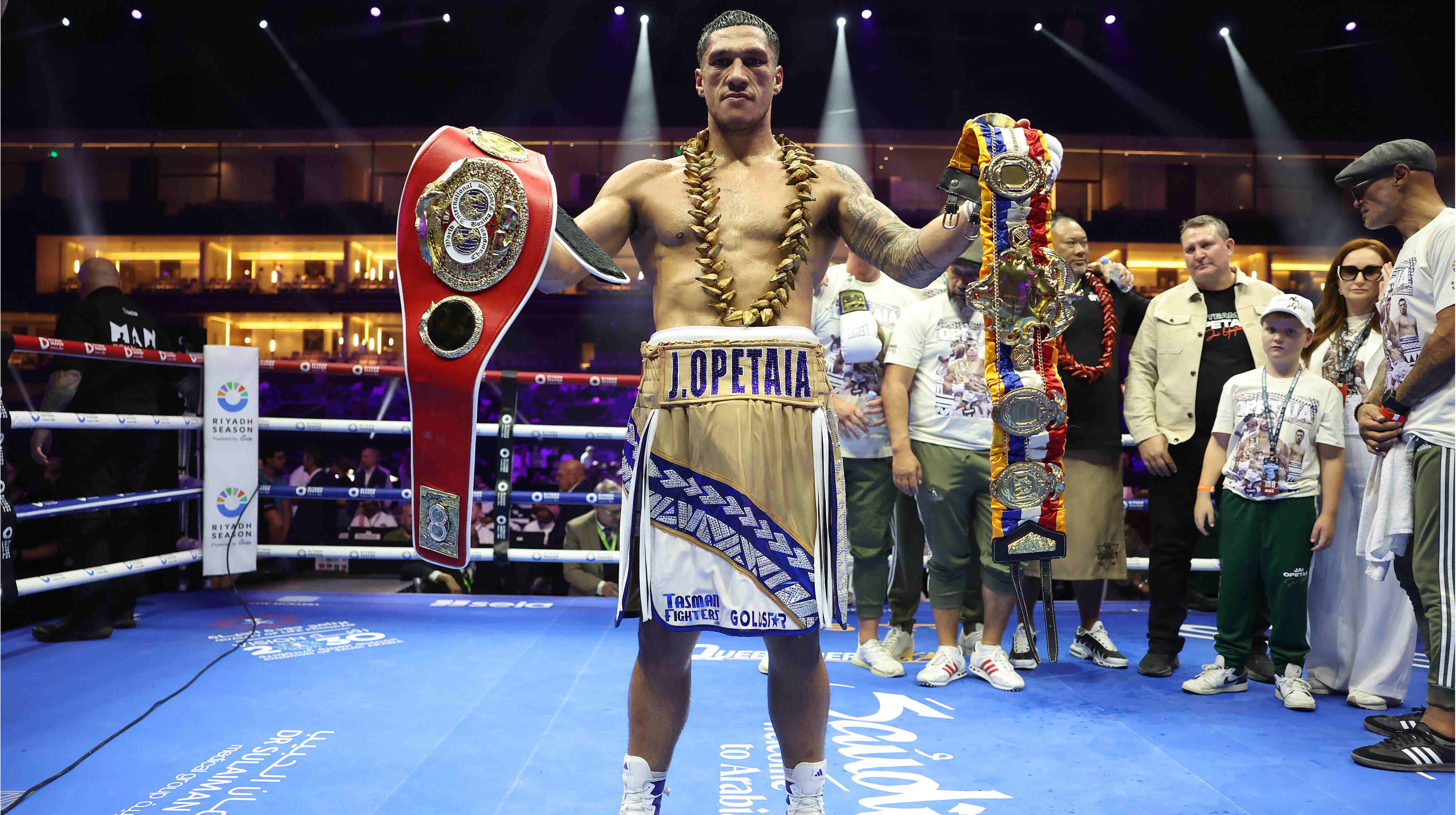 Опетая захистив титул чемпіона світу в поєдинку з Мессі