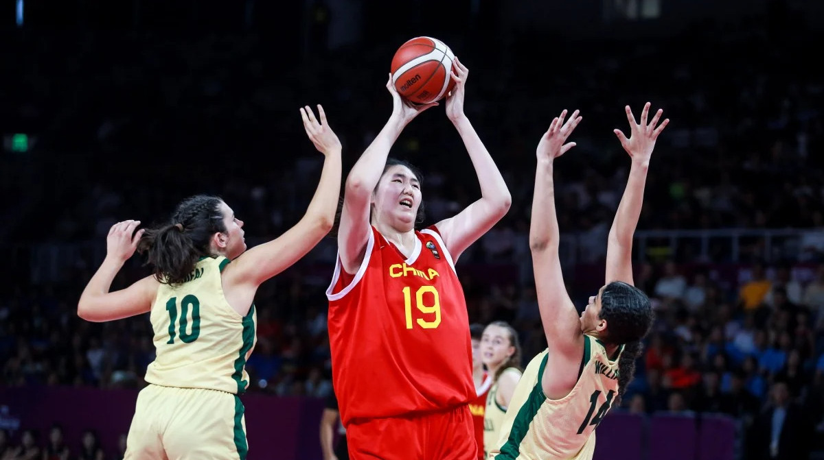 Почти 2,3 метра в 18 лет: юная баскетболистка дебютировала за сборную Китая