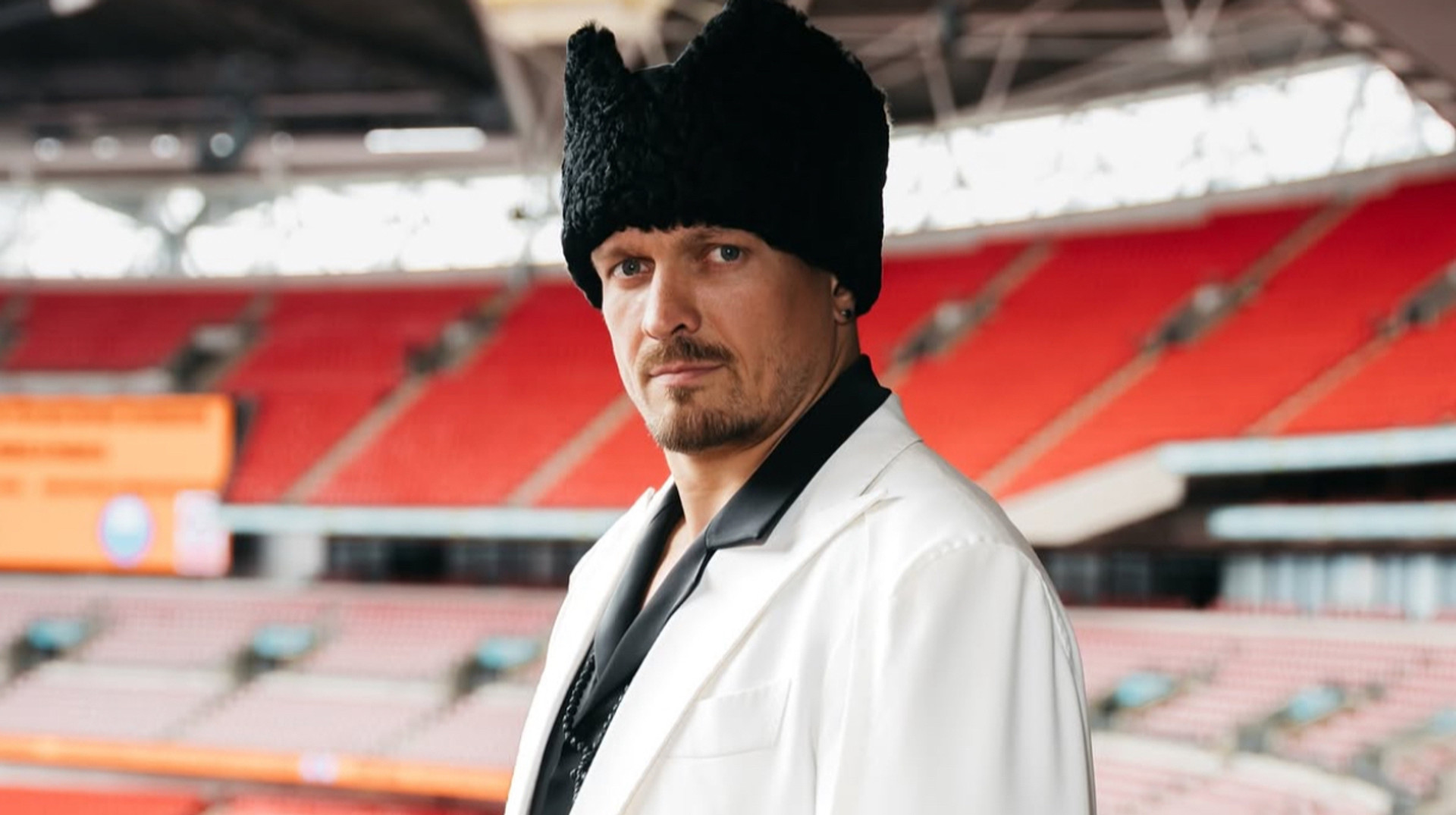 Снова поразил публику: Усик вышел на реванш с Дюбуа в стильном образе