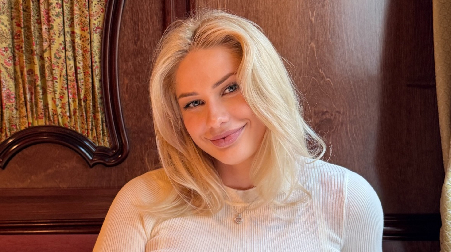 Жена нападающего сборной Украины удивила поклонников обольстительными снимками