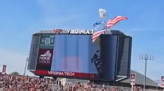 Ефектної появи не вийшло: парашутист застряг на табло стадіону під час матчу з американського футболу