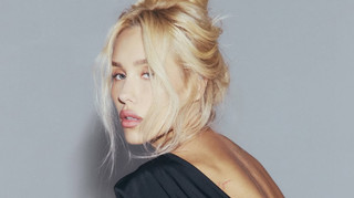 Наречена зірки Динамо влаштувала ефектну фотосесію в розкішних сукнях