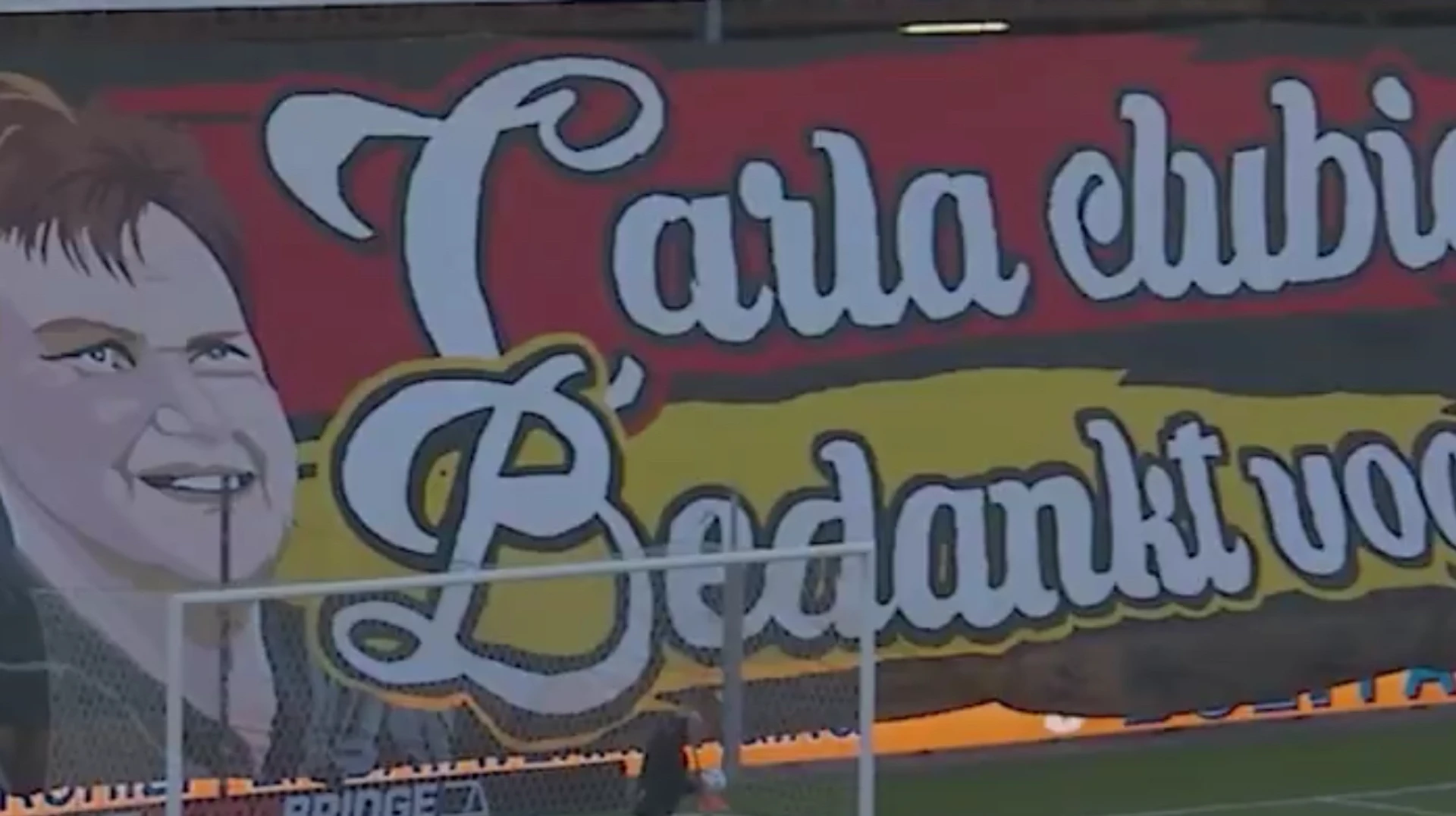 Провели як легенду: у Нідерландах піснями і банером вшанували  клубну прачку, яка пішла на пенсію