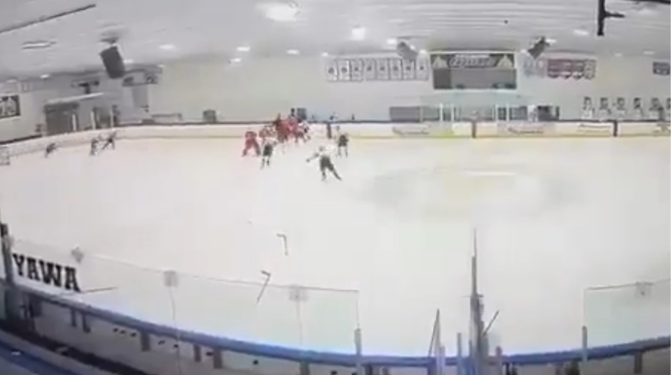 Во время хоккейного матча детских команд произошла стрельба: есть погибшие и раненые