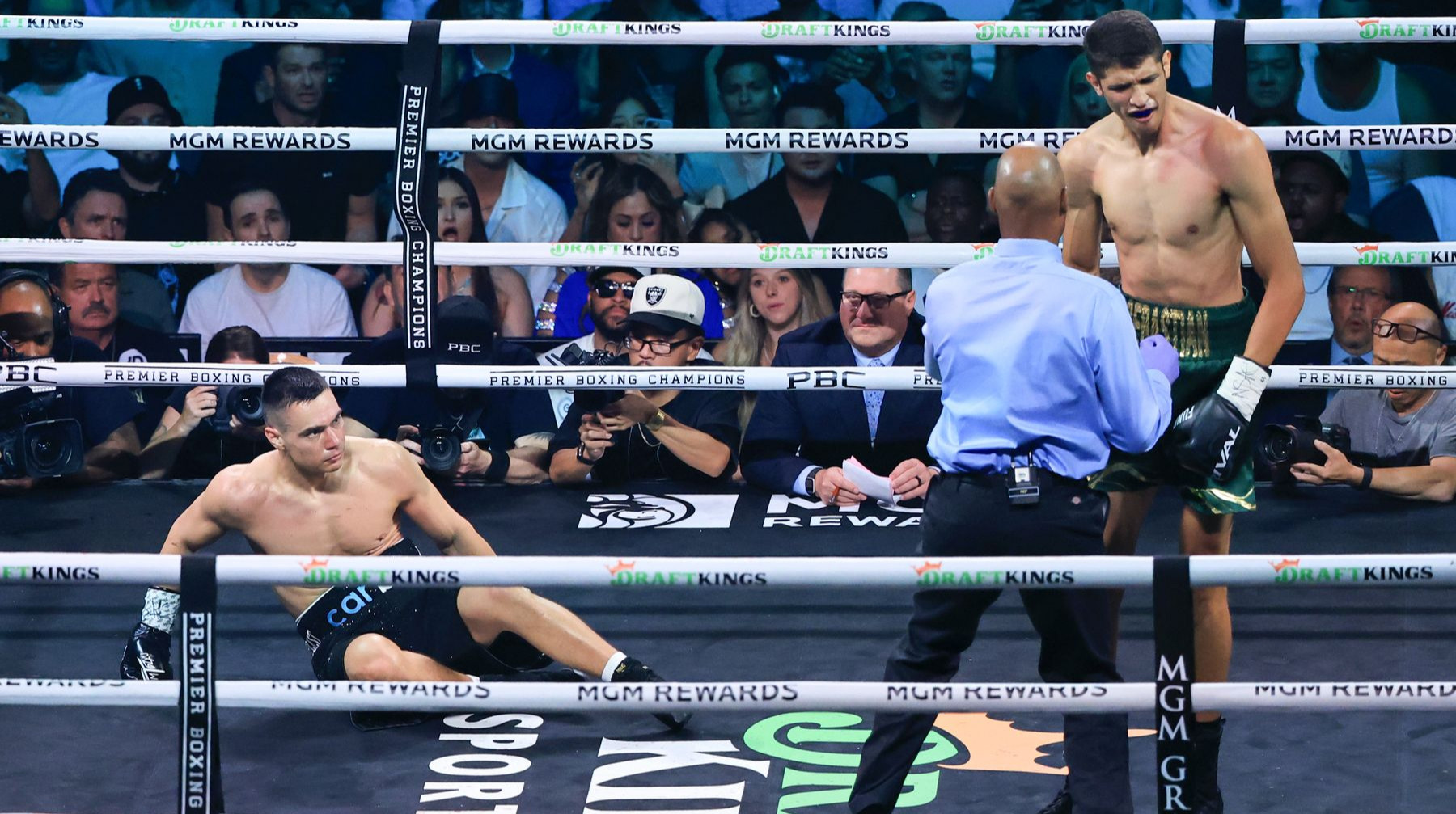 Нокдаун на 2 минуте и остановка боя решением тренера: Фундора и Цзю устроили рубку