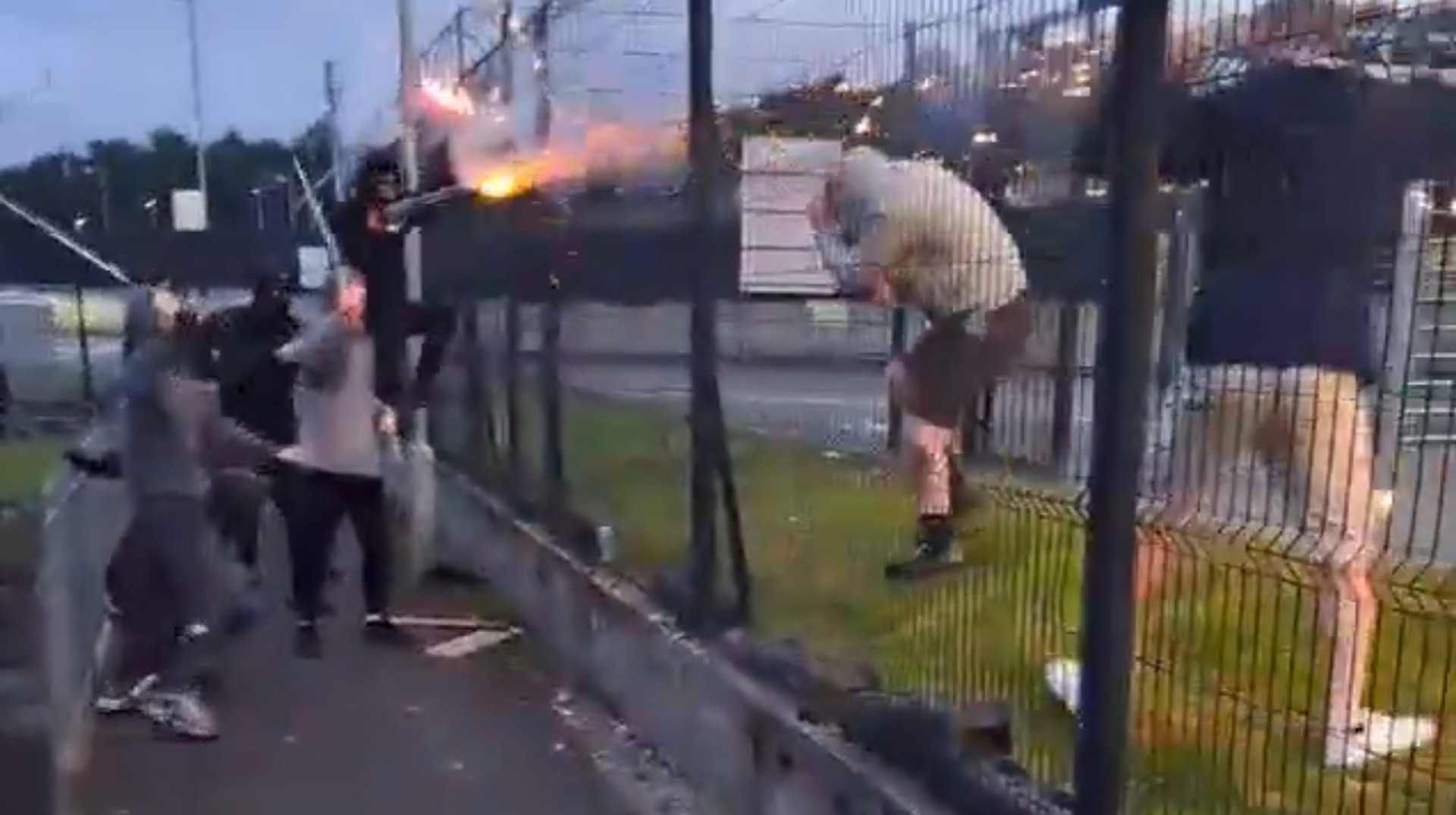 Хаос перед матчем: у Північній Ірландії фанати влаштували вуличну бійку з феєрверками та арматурою