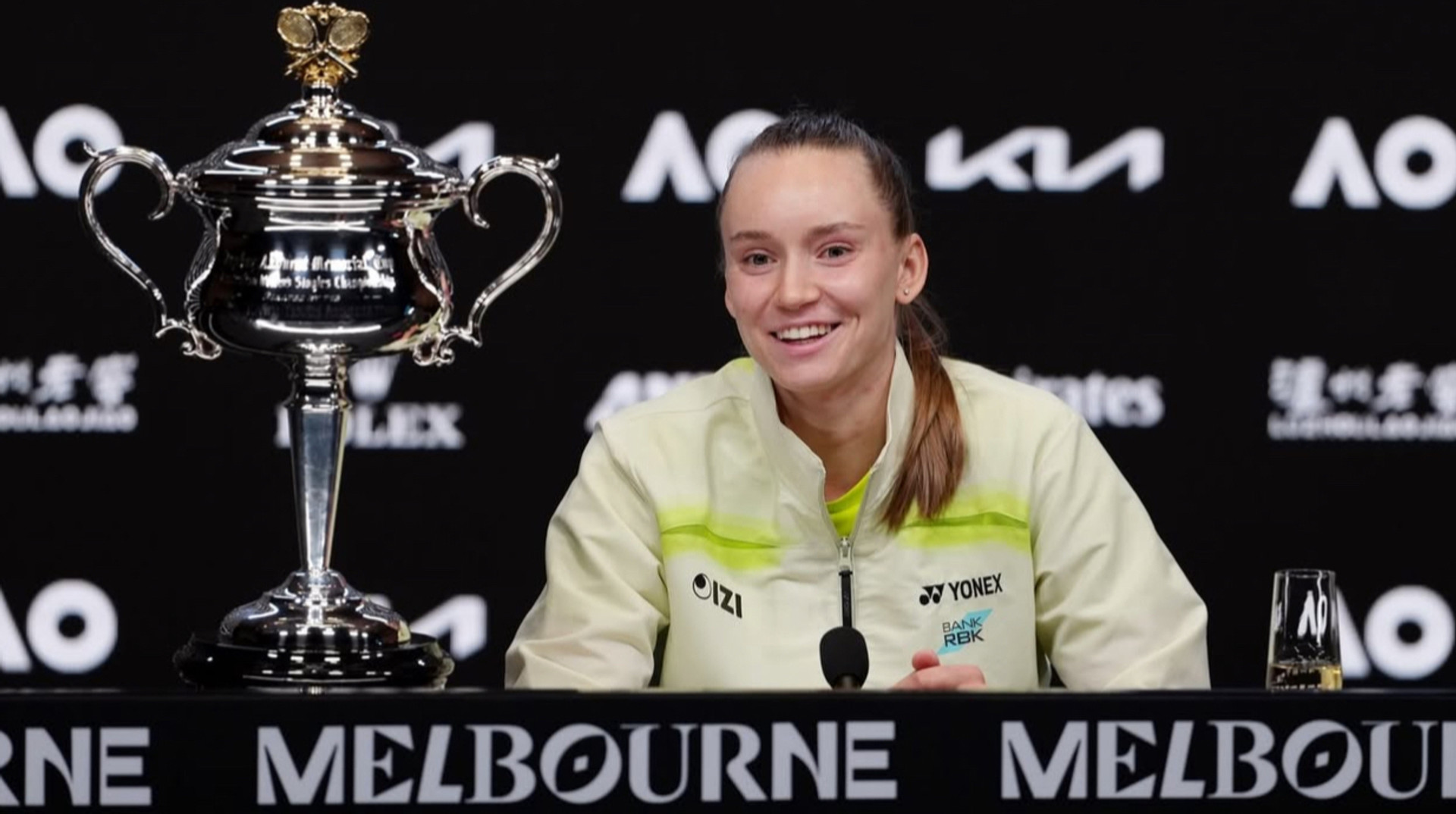 Незручний момент на нагородженні: зіркова тенісистка відштовхнула руку чоловіка, який намагався її обійняти