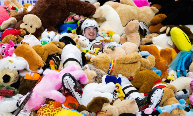 У США під час хокейного матчу фанати викинули на лід понад 45 тисяч іграшок