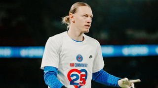 Ворона з х*** у роті: фанати ПСЖ креативно привітали Сафонова із першим матчем у сезоні