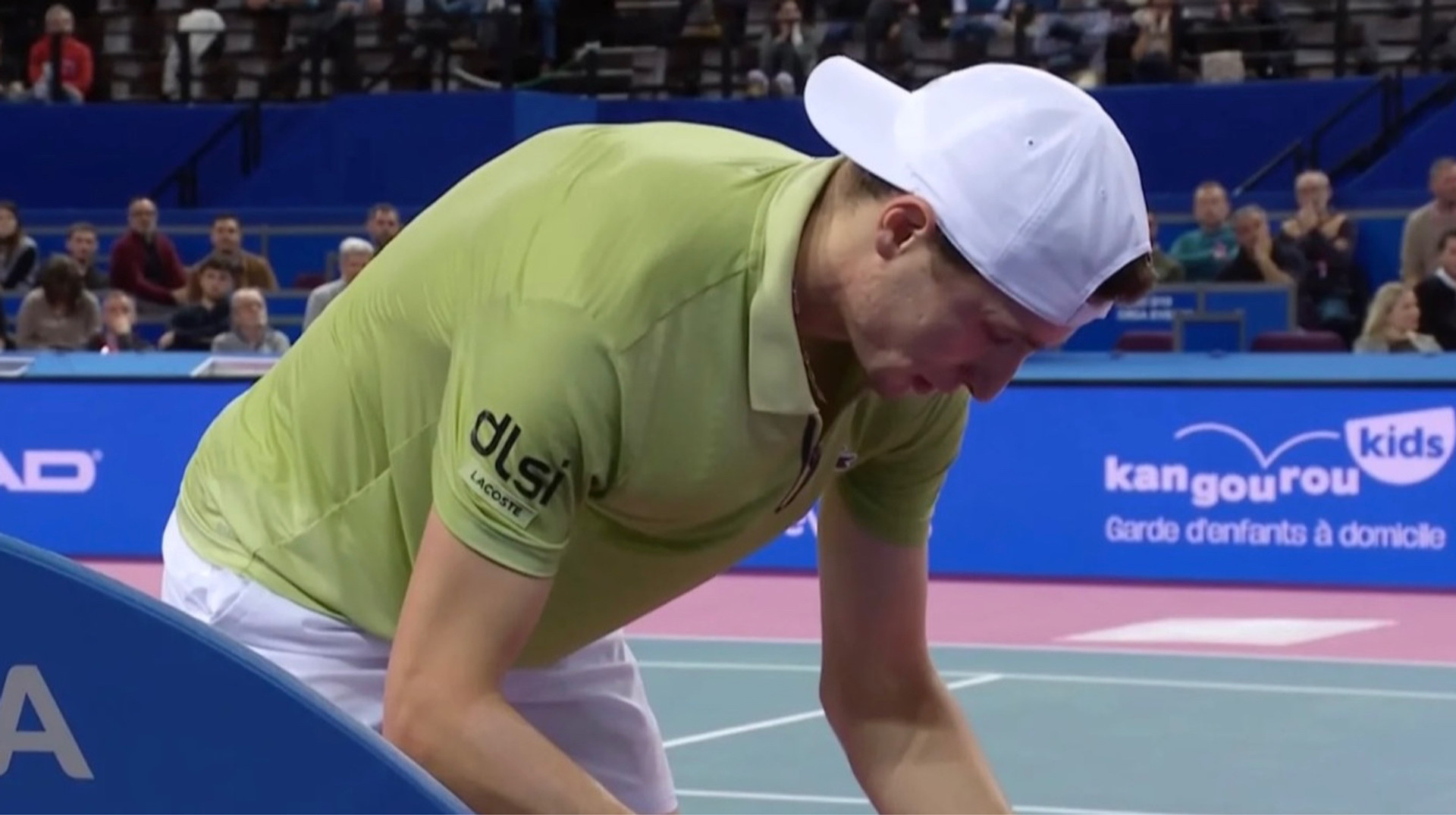 Резко остановил матч, чтобы проверить телефон: французского теннисиста подозревают в игре на ставках