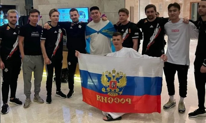 Гравці G2 сфотографувалися з фанатом, який тримає російський прапор