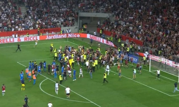 У Франції фанати прорвалися на поле та влаштували епічну бійку з футболістами