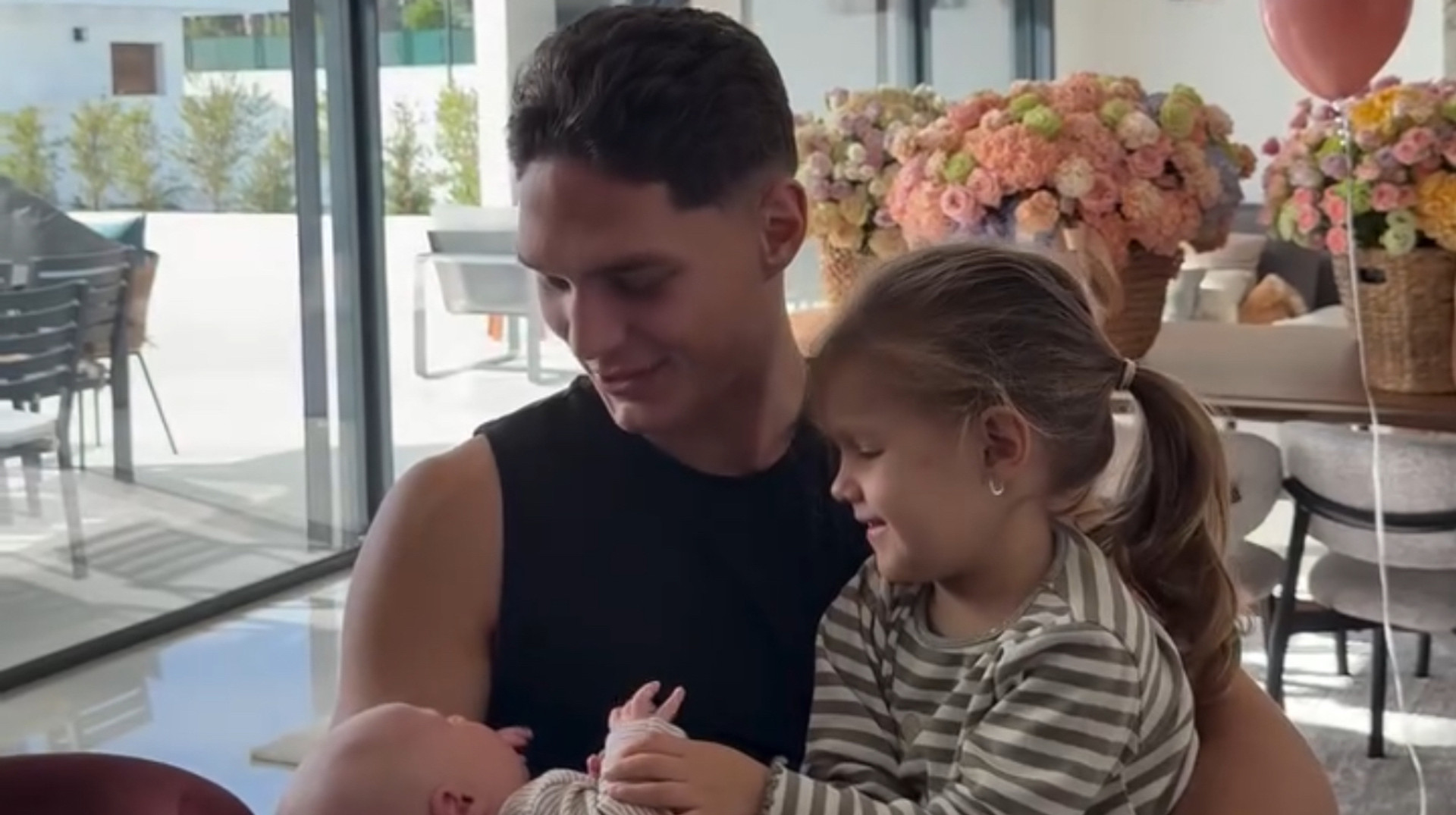 Лидер сборной Украины показал трогательное видео с дочерьми в новом доме в Лиссабоне