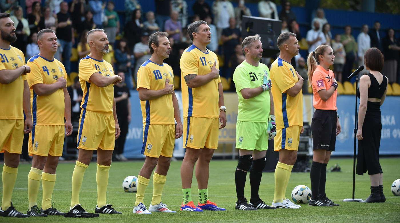 Сыграл с Шевченко: Усик принял участие в матче между Металлистом 1925 и Хартией