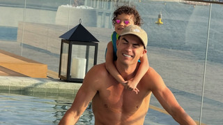 Заплів хвостики: Роналду розтопив серця фанатів милим відео з донькою