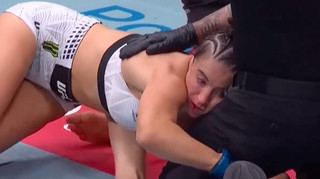 Зірка UFC настільки брутально нокаутувала суперницю, що та без свідомості намагалася побороти рефері