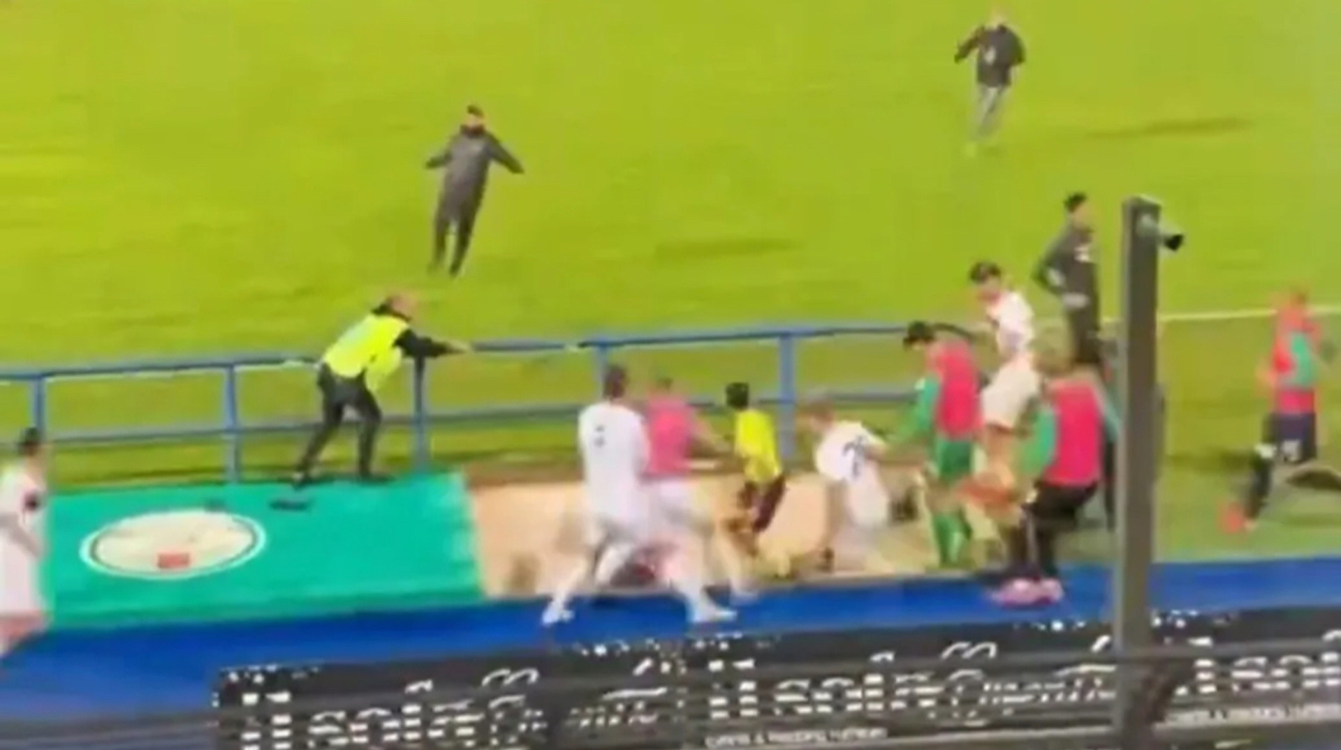 Паніка на полі: ультрас увірвалися на футбольний матч в Італії і влаштували хаос