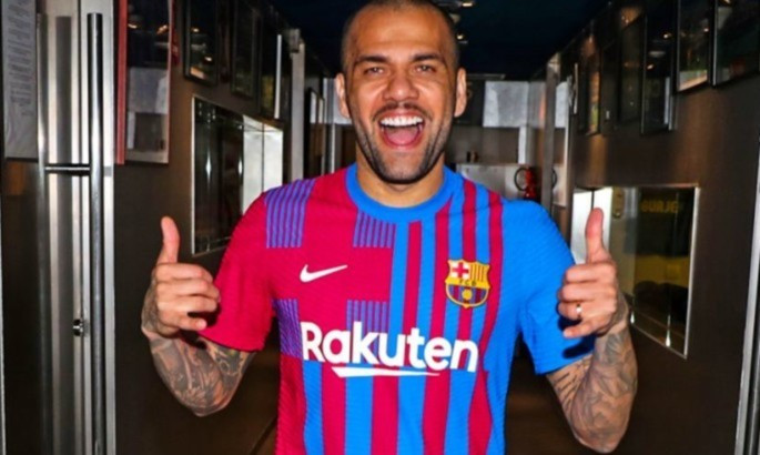 Барселона повернула Алвесу статус Легенди клубу