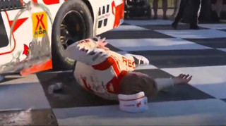 Перемога з больовим фіналом: 19-річний гонщик NASCAR зламав ключицю під час святкування