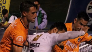 Зупинити атаку будь-якою ціною: у чемпіонаті Гватемали гравець засунув палець у дупу супернику