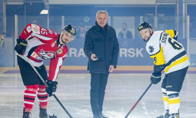 Бубка зробив урочисте вкидання шайби у першому матчі української хокейної Суперліги