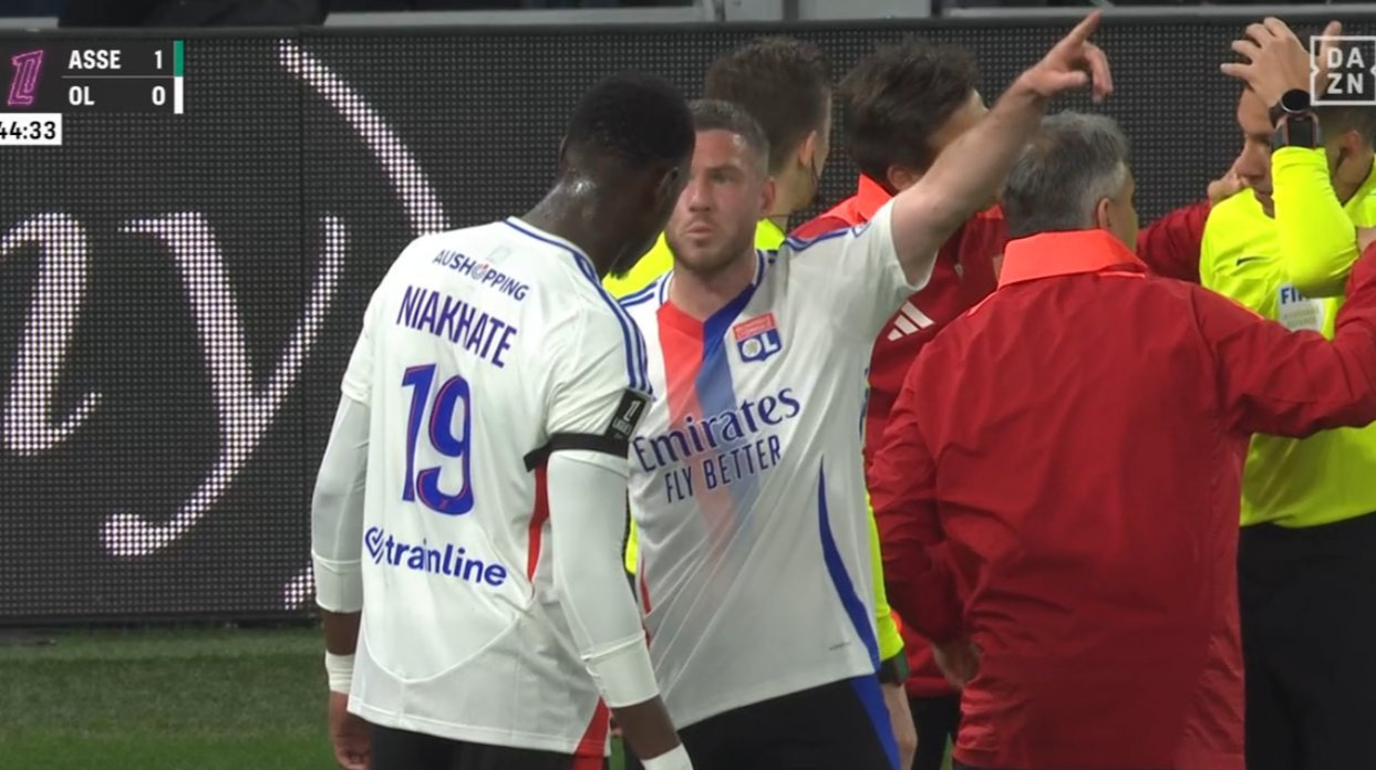 Матч Сент-Етьєн – Ліон було перервано через влучання предмета у голову лайнсмена