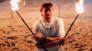 Відкрив у собі новий талант: Усик спробував себе у файр-шоу під час відпочинку в Таїланді