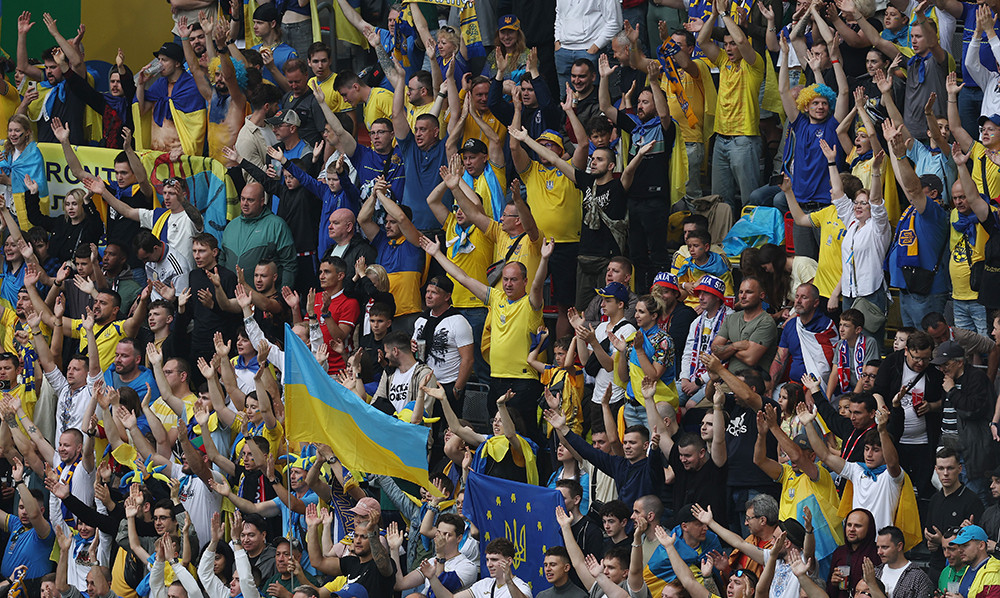 Украинские болельщики спели культовую Червону руту во время матча Словакия — Украина