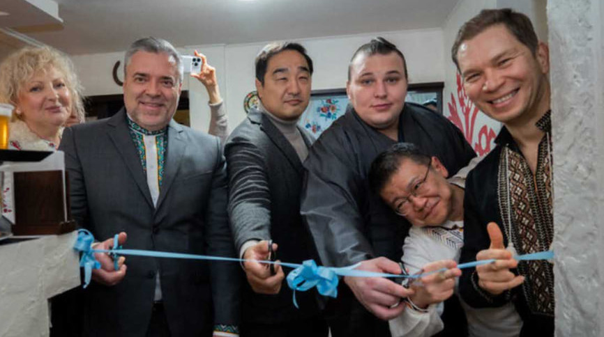 Дві порції борщу, деруни і не тільки: стало відомо, які українські страви їв Аонішікі на відкритті ресторану в Токіо