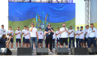 Футболісти збірної України заспівали гімн з уболівальниками під а-капелла відомих музикантів