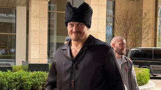 Данина поваги козацтву: Усик з'явився на пресконференції з Дюбуа в колоритному образі