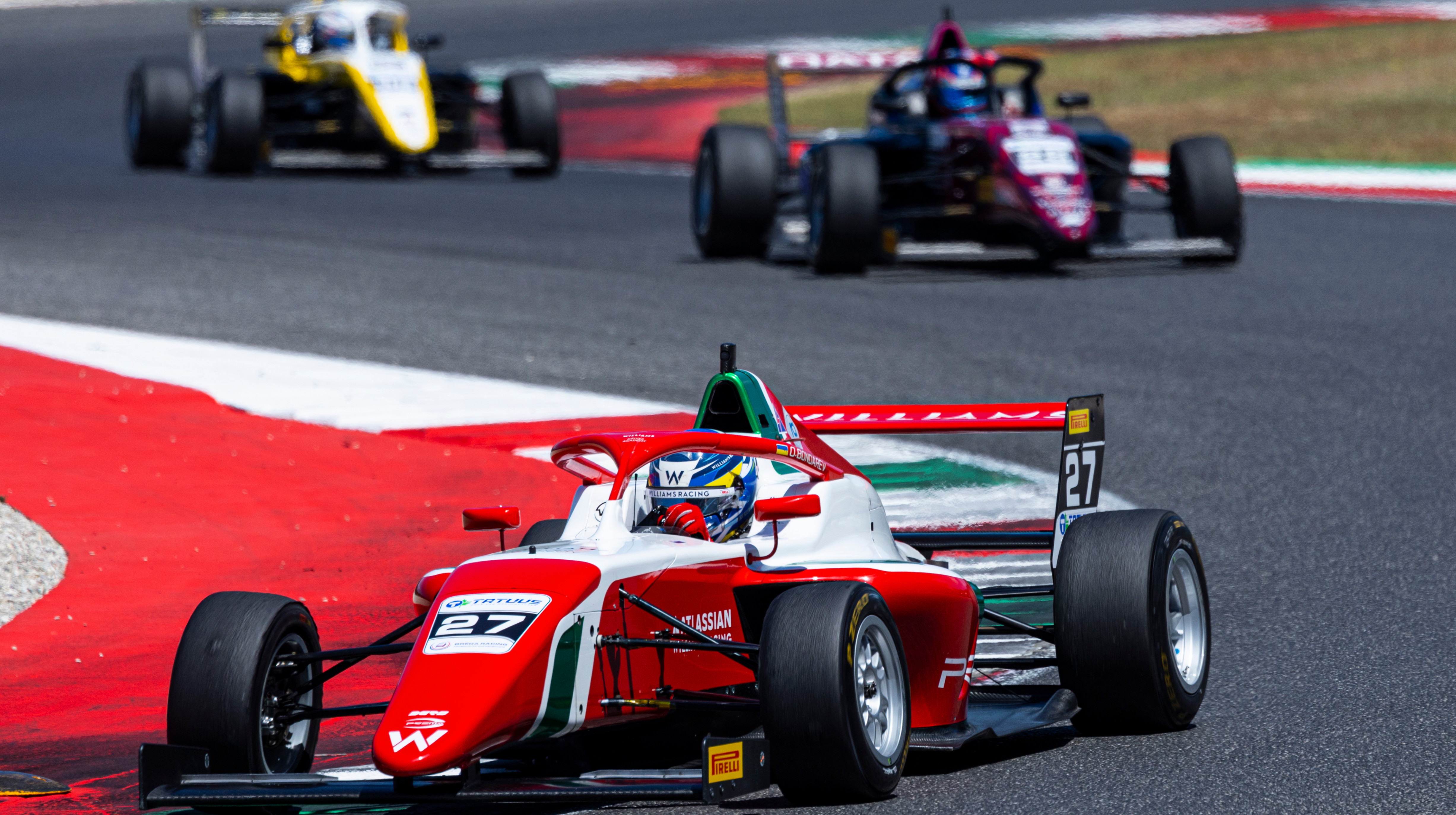 Бондарев упустил победу среди новичков в 3 гонке этапа Формулы-4 в Муджелло