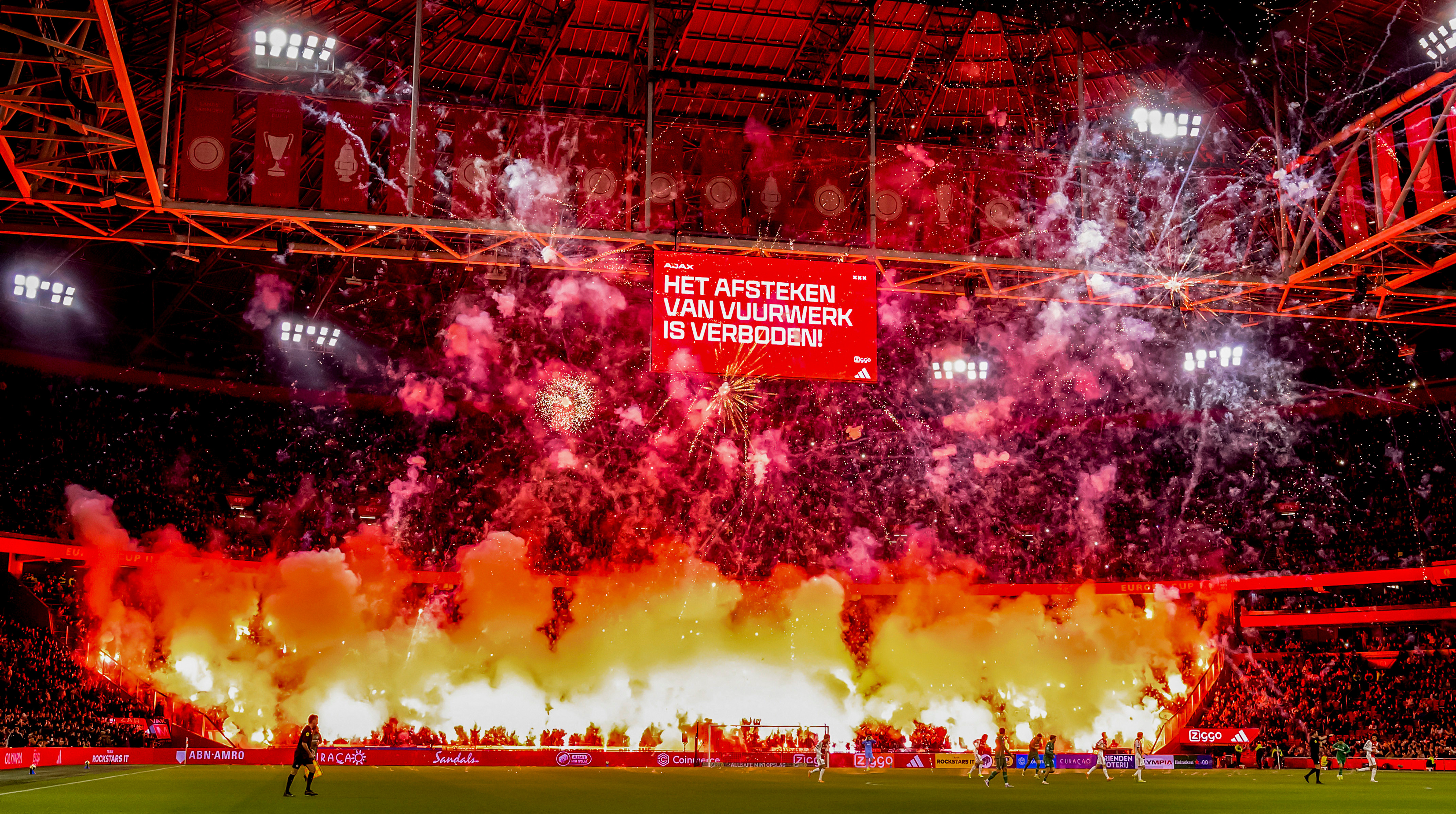 Матч Аякс – Гронинген перенесли из-за фаер-шоу в честь погибшего болельщика